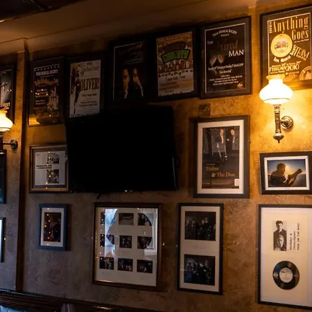Brogans Bar & Hotel 3*