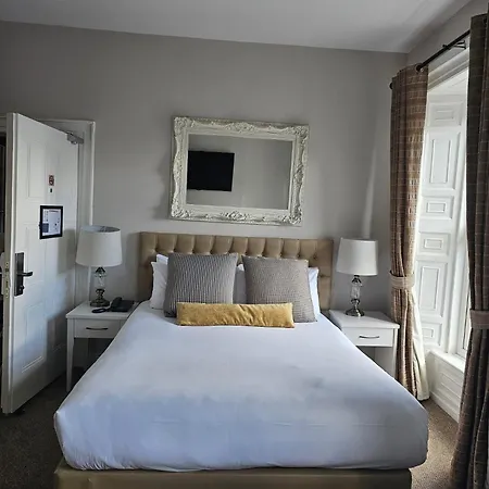Guest house Brogans Bar & Hotel 3*