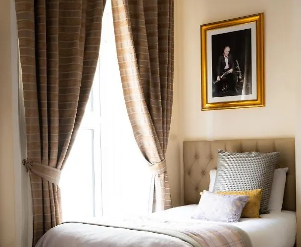 Konukevi Brogans Bar & Trim